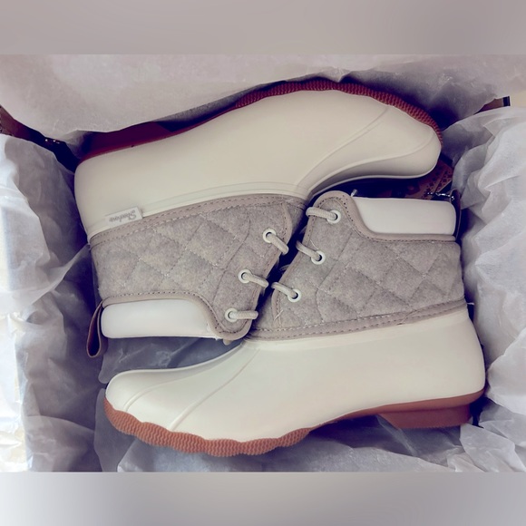 Sketchers Duck Boots NWT: In white & beige. Size 10. - Picture 4 of 7